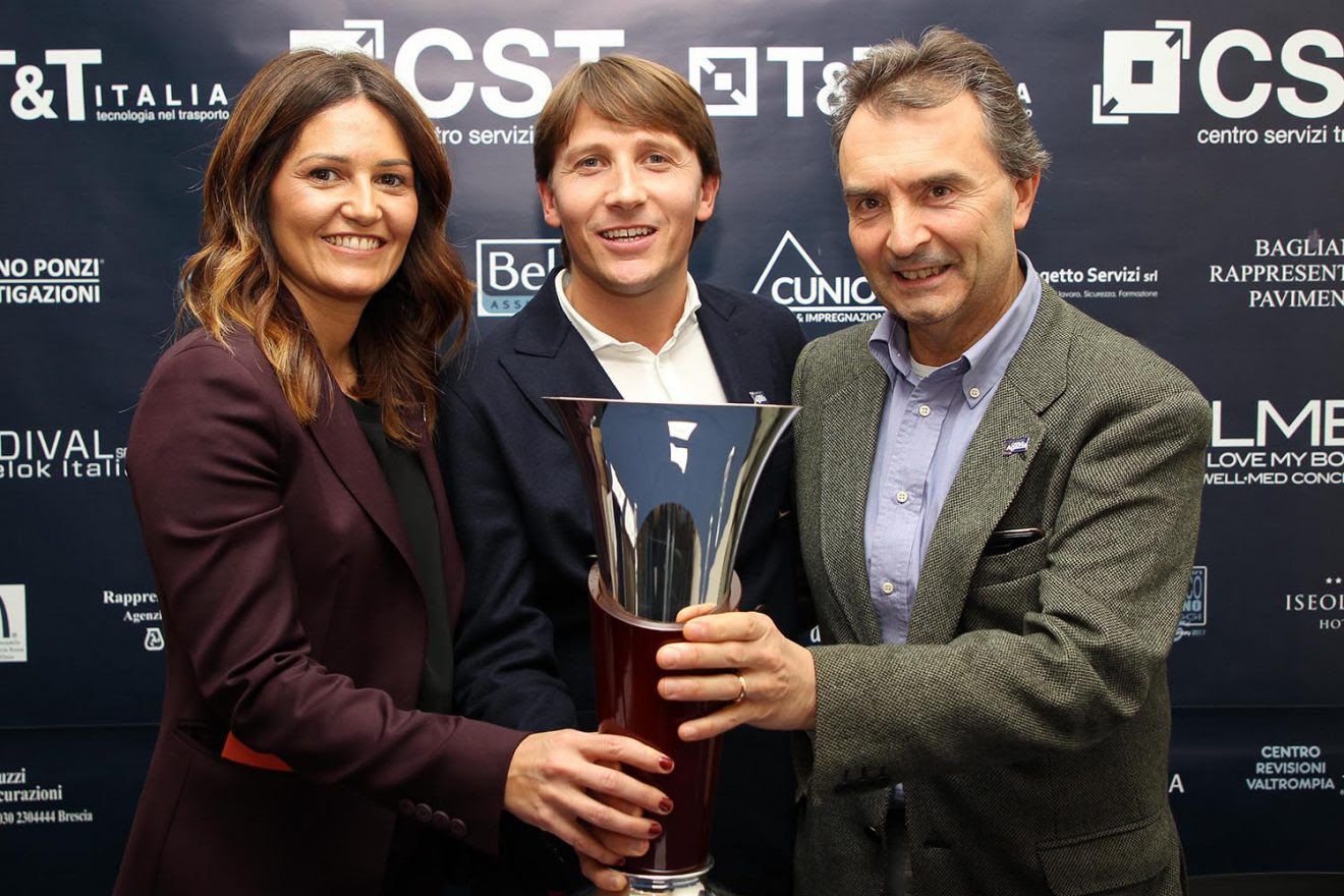 Gli organizzatori del Memorial Carlo Agazzi col trofeo permanente dell'evento. Da sinistra: Margherita Mussio, Andrea Agazzi e Paolo Fedele (foto Felice Calabrò)