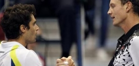 Pablo Andujar stringe la mano a Tomas Berdych