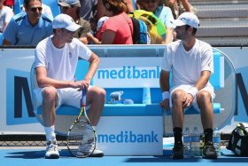 Brian Baker parla con Sam Querrey dopo l'infortunio al ginocchio
