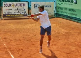 Filippo Baldi, vincitore del Trofeo dell'Avvenire 2012, ha superato le qualificazioni a Lecco vincendo al terzo set contro Giovanni Fonio (foto Locatelli)