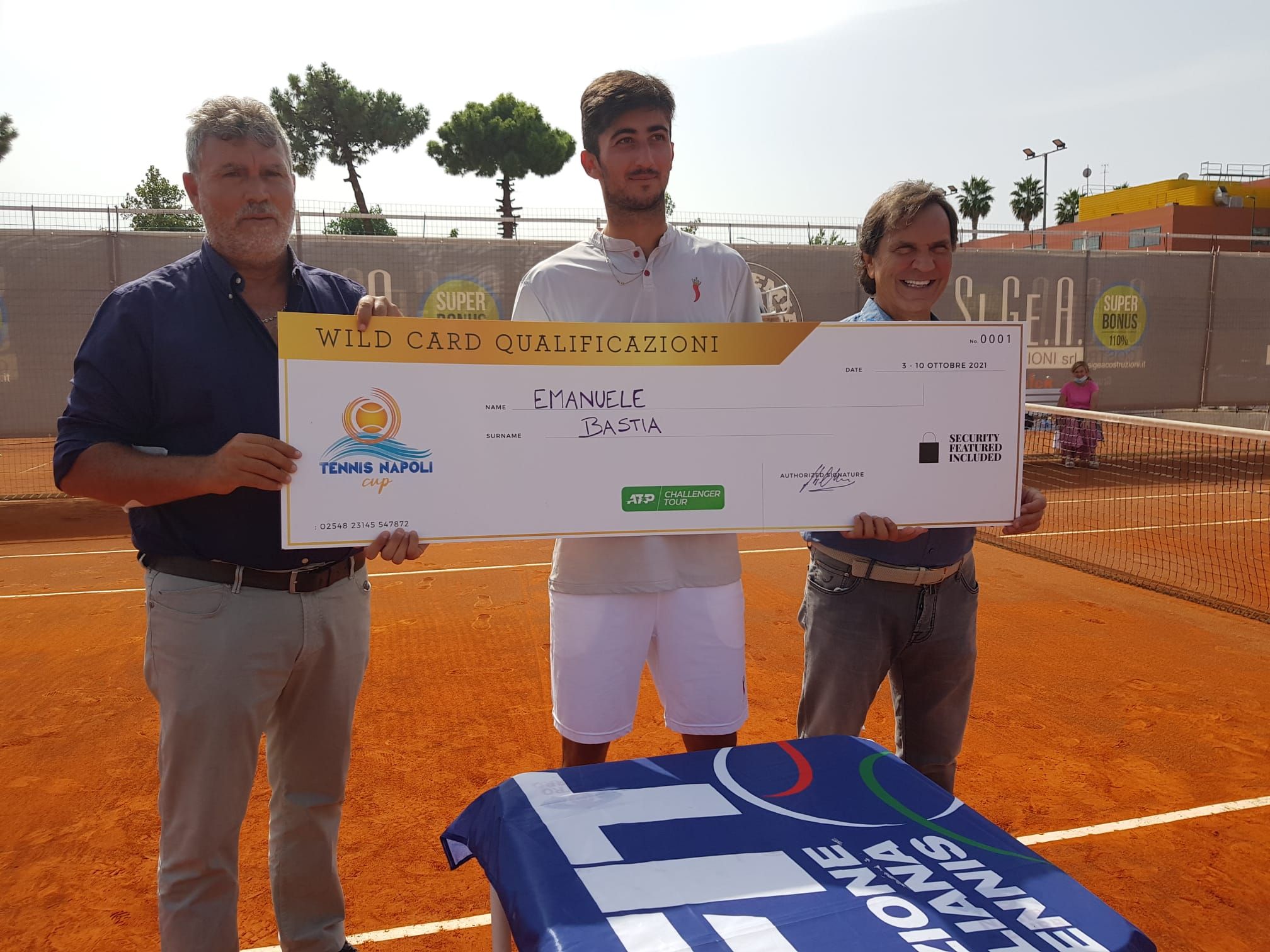Nella foto, insieme al vincitore Bastia, ci sono il vice presidente di Comitato campano tennis e direttore della Tennis Napoli Cup Angelo Chiaiese, e il presidente onorario del Gruppo Quick Service, Massimo Vernetti, che ha affiancato l’Open Accademia.