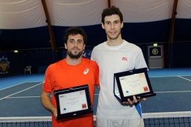 La premiazione del Credem Futures, da sinistra: il vincitore Alessandro Bega e il finalista Remi Boutillier, battuto per 6-4 1-6 6-4 - Foto Francesco Panunzio