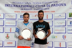 La premiazione del singolare degli Internazionali Città di Padova. Da sinistra, il vincitore Riccardo Bellotti e il finalista Matteo Viola - Foto Francesco Panunzio
