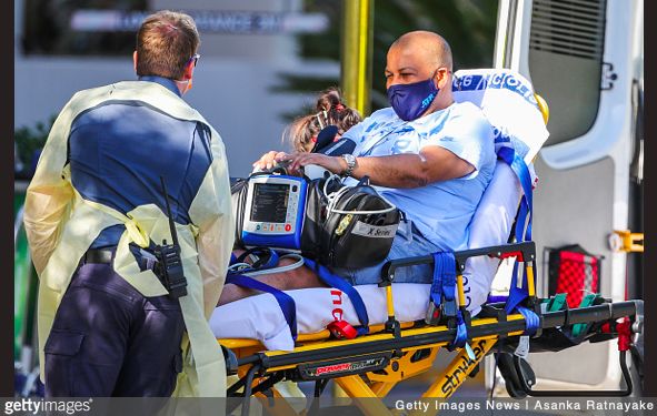 Carlos Bernardes trasportato via dall'hotel a Melbourne - Getty Asanka Ratnayake