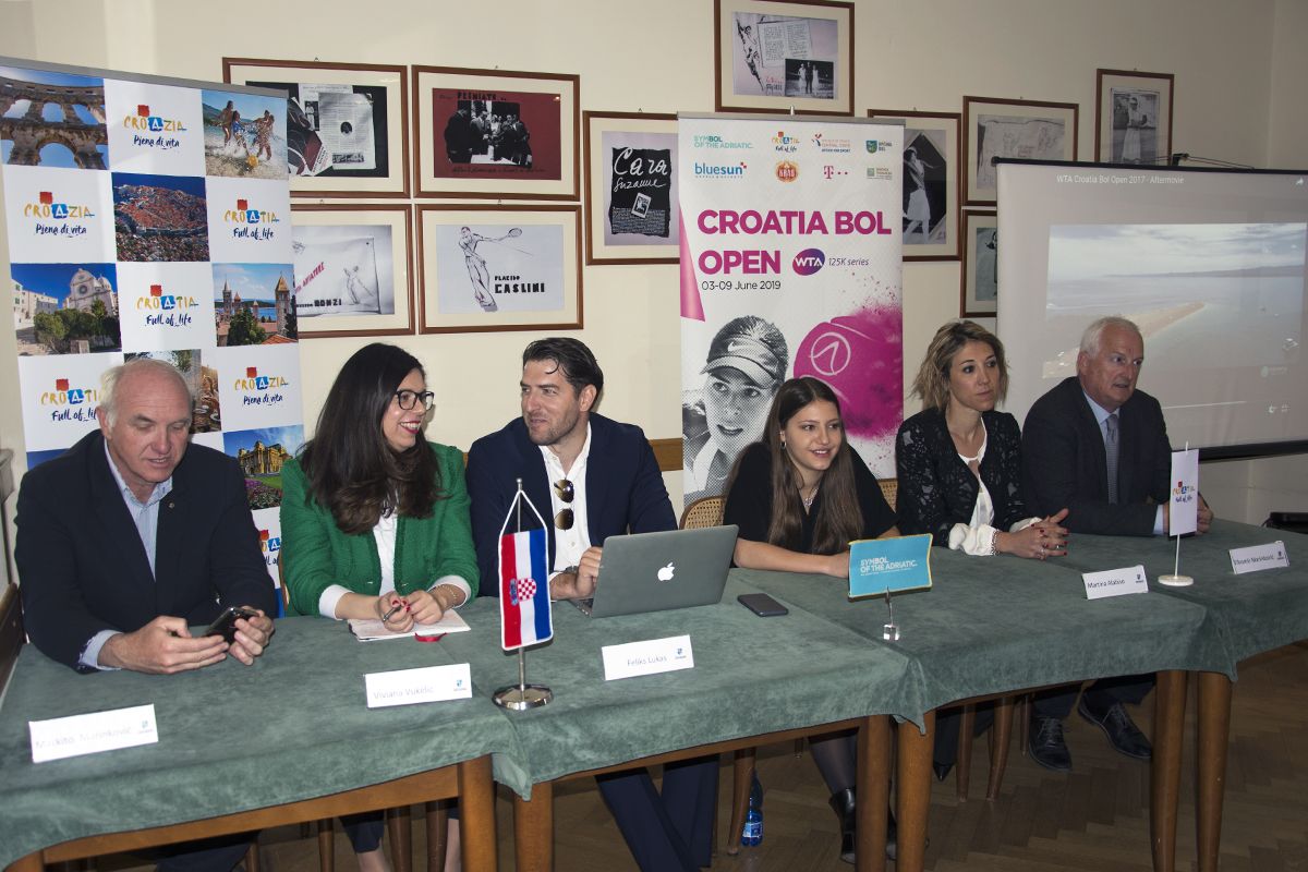 La presentazione italiana del torneo tenuta al Tc Milano Alberto Bonacossa: da sinistra, il direttore dell’ente Turismo di Bol Markito Marinković, la direttrice dell'Ente Nazionale del Turismo Croato in Italia Viviana Vukelić, il direttore del torneo di Bol Feliks Lukas, Emma Carbone, la direttrice del TCM Bonacossa Martina Alabiso e il sindaco di Bol Tihomir Marinković - foto GAME