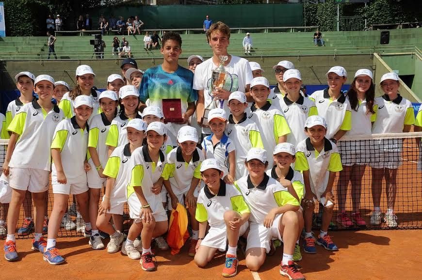 I finalisti dell'edizione 2016 Ulises Blanch e Stefanos Tsitsipas (destra) con i raccattapalle del Tc Milano Alberto Bonacossa