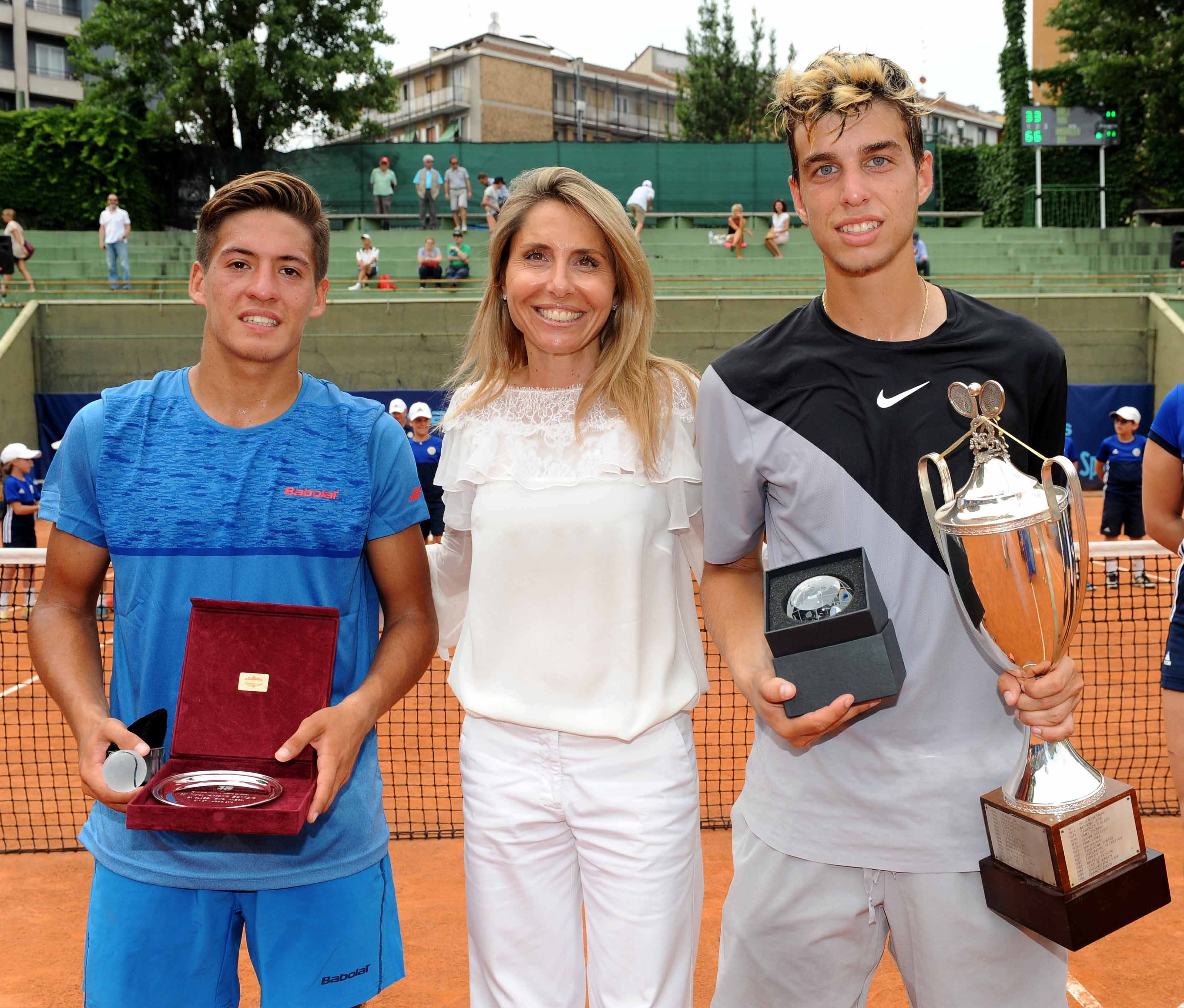 La premiazione del Trofeo Bonfiglio 2018 con il finalista argentino Sebastian Baez, la presidente del Tc Milano Alberto Bonacossa Elena Buffa di Perrero e il bulgaro Adrian Andreev, vincitore - Foto Francesco Panunzio
