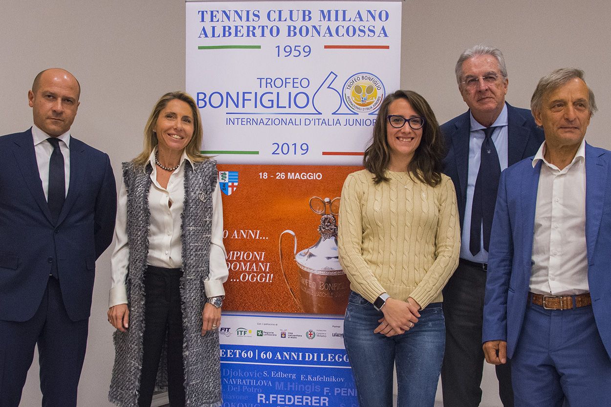 relatori alla presentazione del 60° Trofeo Bonfiglio; da sinistra, Angelo Locatelli (Ubi Banca), la presidente del Tc Milano A. Bonacossa Elena Buffa di Perrero, l'assessore allo sport e giovani di Regione Lombardia Martina Cambiaghi, il vice-presidente di FIT Lombardia Enrico Cerutti e il vice-presidente di CONI Lombardia Alessandro Vanoi