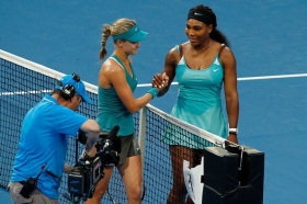 Eugenie Bouchard stringe la mano a Serena Williams