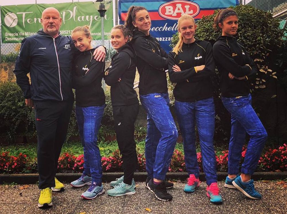 Alberto Paris con le ragazze della formazione che ha riportato la "Leonessa" nel massimo campionato nazionale