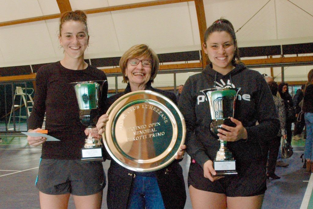 La premiazione del Memorial Primo Perotti. Da sinistra: Georgia Brescia (vincitrice), Nerina Bugatti (presidente Tc Lumezzane), Giuliana Bestetti (finalista)
