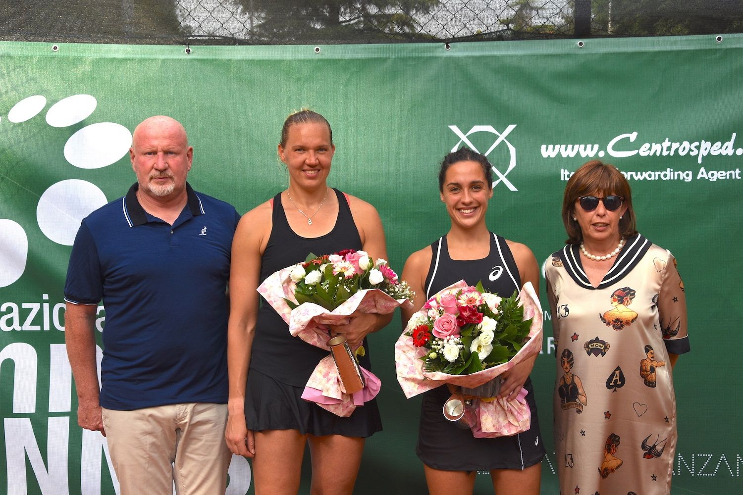 La premiazione degli Internazionali femminili di Brescia 2018: la vincitrice Kaia Kanepi con la finalista Martina Trevisan, la presidente del Tennis Forza e Costanza Annamaria Capuzzi Beltrami e il direttore del torneo Alberto Paris. - Foto GAME