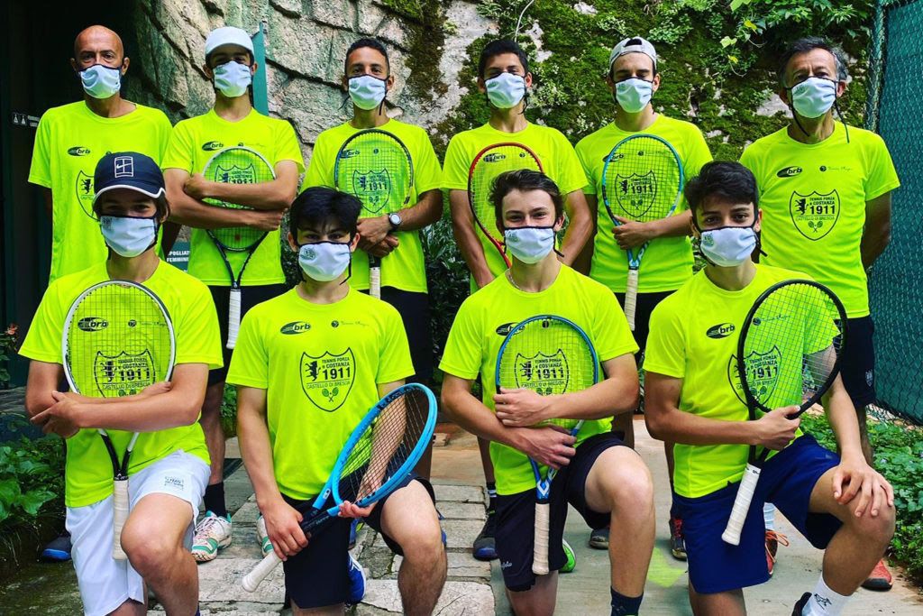 Il gruppo di agonisti del Tennis Forza e Costanza che sta collaborando con i maestri nella gestione della scuola tennis estiva