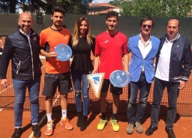 La premiazione dell'Open maschile del Tennis Club Brescia, vinto da Daniele Capecchi (destra) su Omar Giacalone