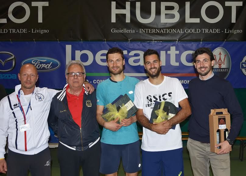 La premiazione della quarta edizione del Futures valtellinese: da sinistra, Maurizio Salomoni (maestro del club), Orlando Salomoni (presidente), Petr Michnev (vincitore), Salvatore Caruso (finalista) e Marco Crugnola (direttore del torneo). (foto GAME)