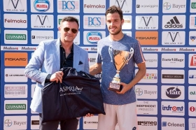 Il vincitore Marco Cecchinato premiato dal direttore generale di Aspria Harbour Club Milano Edoardo Officioso - (Foto Francesco Peluso).