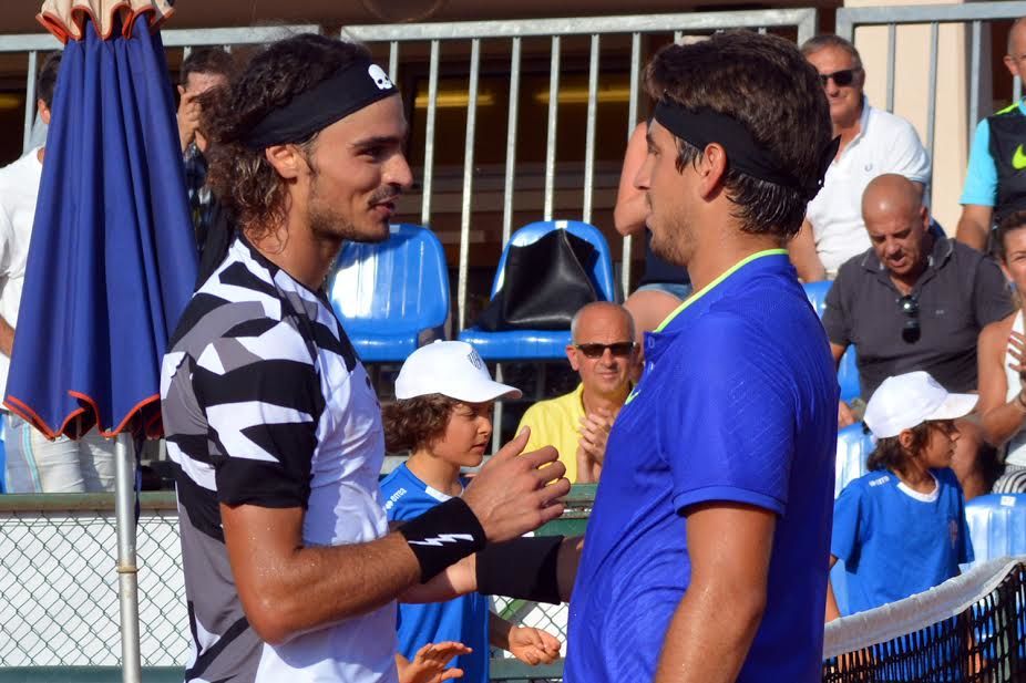 La stretta di mano fra Collarini e Orlando Luz dopo la finale, vinta per 6-4 6-4 dall'argentino - Foto Mario Papetti