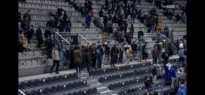 Arriva il coprifuoco. Il pubblico deve andare via all'inizio del terzo set tra Sonego vs Thiem