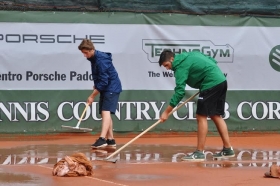 Domenica di pioggia su Cortina d'Ampezzo, giornata annullata e partite rinviate al lunedì con 2° e 3° turno di qualificazioni
