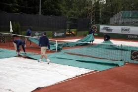 La pioggia non ha dato mai tregua e ha cominciato a scendere copiosa nella nottata tra lunedì e martedì sulla terra del<strong> Tennis Country Club Cortina.</strong>