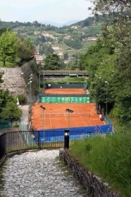 una panoramica dei campi della sede del Castello del Tennis Forza e Costanza