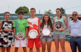 la premiazione del "Città di Crema". Da sinistra, il sindaco di Crema Stefania Bonaldi, il finalista maschile Filippo Moroni, il vincitore maschile Peter Makk, la finalista femminile Lisa Pigato, la vincitrice femminile Tamara Malesevic e il presidente del Tc Crema Stefano Agostino