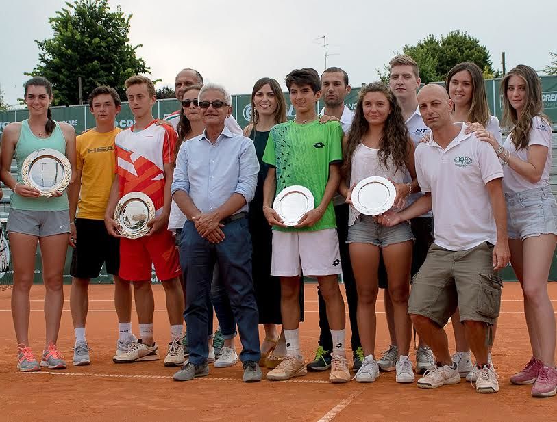 Foto di gruppo con i finalisti della scorsa edizione del Trofeo Città di Crema, il presidente del Tc Crema Stefano Agostino e lo staff organizzativo della manifestazione