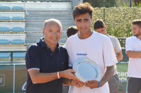Juan Martin Jalif, argentino classe 1999, premiato dall'assessore allo sport del comune di Crema Walter Della Frera