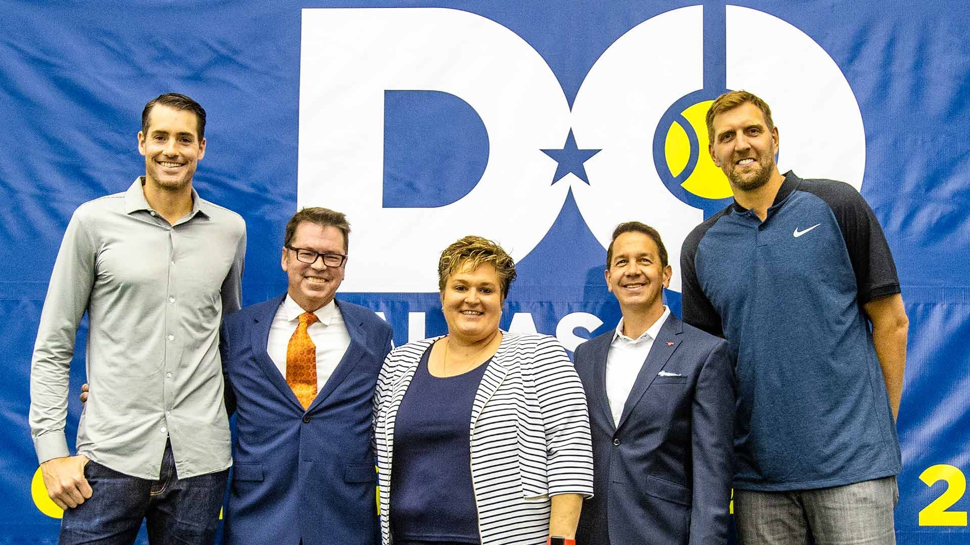 John Isner alla presentazione dell'evento, con l'ex star NBA Nowitzki