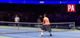 Dimitrov usa un kiilt scozzese nell'esibizione con Murray