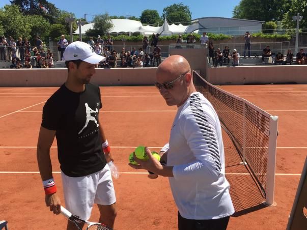 Novak Djokovic si allena con Andre Agassi