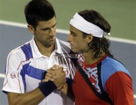 Stretta di mano tra Djokovic e Lopez