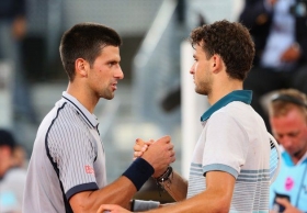 La stretta di mano tra Djokovic e Dimitrov.