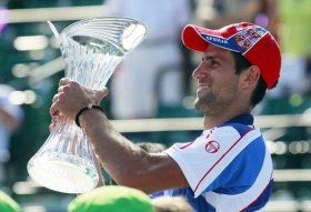 Novak Djokovic con il trofeo di Miami.
