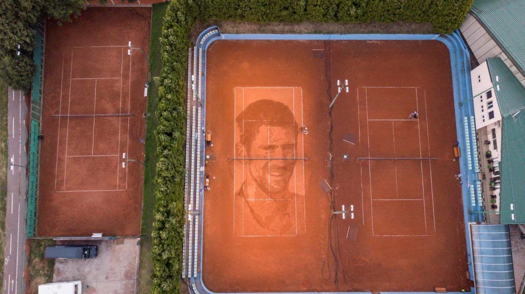 L'omaggio di un famoso artista di strada a Novak Djokovic