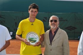 l vincitore Maxim Dubarenco con il presidente del TC Santa Croce Franco Riccioni