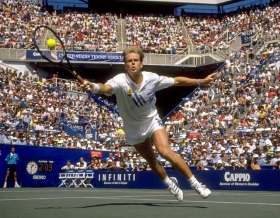 Parlo di fine anni '80, fino a tutti i ruggenti 90s. Anni in cui i grandi tennisti yankee dominavano il circuito, tanti e diversi, a dare il loro meglio proprio nei vari eventi casalinghi che si susseguivano senza soluzione di continuità per tutta l'estate
