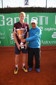 Nella foto Kyle Edmund con il Direttore del Torneo Pancho Di Matteo