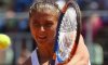 WTA Budapest: Sara Errani manca un match point e si ritira all’inizio del terzo set. Per un problema al polpaccio, l’azzurra lascia il campo in barella