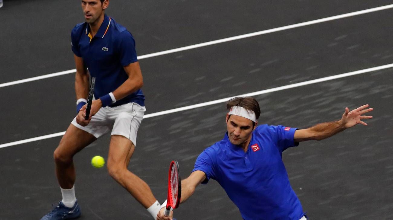 Roger Federer con Novak Djokovic in azione alla Laver Cup