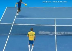 Roger Federer e Tommy Haas alle prese con un pallone