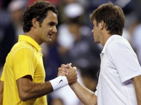Stretta di mano tra Federer e Harrison
