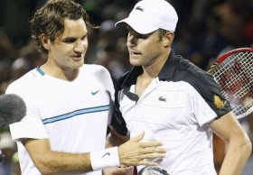 Abbraccio molto amichevole tra Andy Roddick e Roger Federer