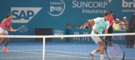 Roger Federer con una "mini racchetta" al Kids Tennis Day