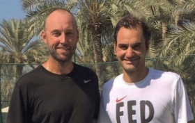 Roger Federer si allena a Dubai per preparare la prossima stagione