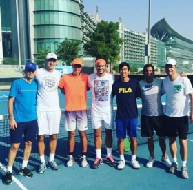 Roger Federer si allena a Dubai con il giovane Ernesto Escobedo