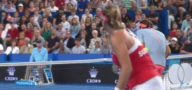 Video del Giorno: Belinda Bencic colpisce Roger Federer