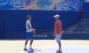 Video del Giorno: Elina Svitolina prova una strana battuta. Roger Federer l’imita ma prende la pallina in viso