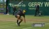 Video del Giorno: Roger Federer in caduta mette a segno un bel rovescio