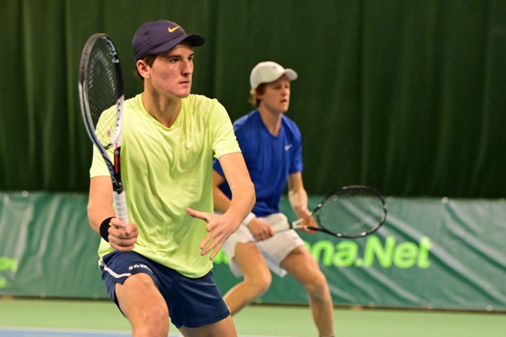 Lorenzo Ferri, 16 anni da Torino, e - sullo sfondo - il suo grande amico Jannik Sinner. Ferri si è aggregato a lui e a coach Piatti nei tornei Atp di Rotterdam e Marsiglia, per fare esperienza